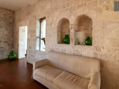 Ci spostiamo ora al secondo piano. Qui, in un ambiente dalle pareti in pietra, si aprono nicchiette ad arco lunato di diverse dimensioni...